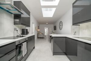 Spacious 6-Bed Home with 4 Baths in Manor Park