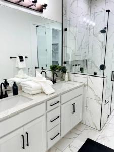 Stylish Oasis - Near City Center - Mins 2 Downtown