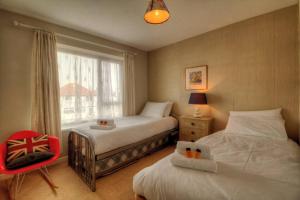 Sea Breeze Haven - 4 Bed Home with Stunning Views First Floor