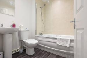 Spacious 2 Bedroom Flat with Parking