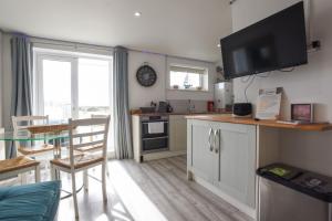 Air Maison - Sandy Shores - Beachfront Apartment - Sleeps 3