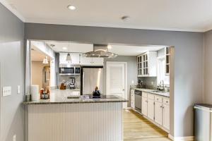 Large Yard w Pond: Family Retreat in New Albany!