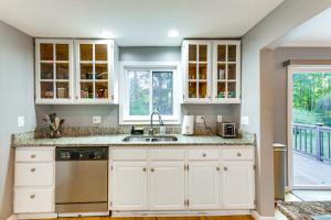 Large Yard w Pond: Family Retreat in New Albany!