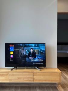 Ở Space Homestay Ecopark - Sol Room Landmark 2 - 2BR Red river view with sauna