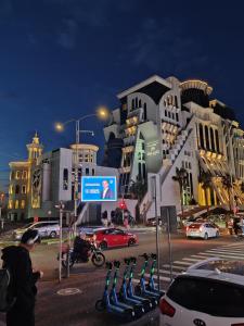 Сдаётся кваритра в Батуми от собственника студия от моря 100м высокий этаж вид на море и горы рядом ТЦ Гранд молл и Аквапарк хорошое распо?