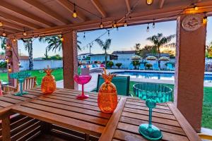 Desert Oasis With Pool Mini Golf King Bed RV Parking