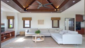 Tropical Poolside Villa - SGB4