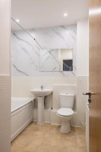 Family Home 3 bed 3 bath with parking Garden