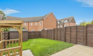 Family Home 3 bed 3 bath with parking Garden