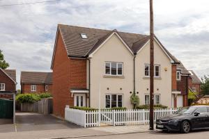 Family Home 3 bed 3 bath with parking Garden