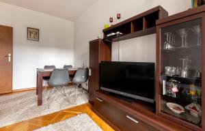 Marina Harmony Apartment by BookingHost