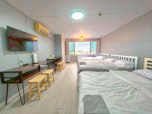 Sea View and Hill View Room for 6 Guests, Bangsaen Royal Beach by Cozy Corner