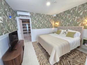 Sun and Palms - Tropical Forest Designer Apartment