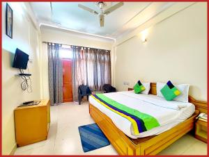 Hotel Sapphire Stay- A Luxury Resort withRoom Attached Balcony and Valley View - Wifi - Restaurant - Parking and Children Play Ground Available - Best Resort in Nainital