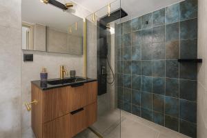 4th Floor Bright 2BR Retreat Near Acropolis