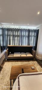 Lovely Commodious, Private Charming Studio, En Suite