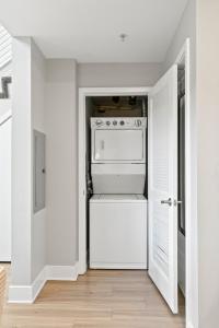 Spacious Loft- Hollywood Free Pool, Parking, Gym