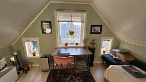 Large room, unique loftspartment, balcony, free parking - Ubytování bez kategorie ve městě Ålesund