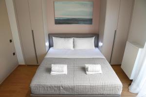 4th Floor Bright 2BR Retreat Near Acropolis