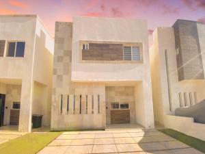 Casa Familiar con Alberca en Privada, 5 min del Aeropuerto y Consulado Americano