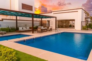 Casa Atardecer con Alberca en Privada, 5 min del Aeropuerto y Consulado Americano