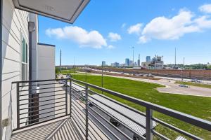 99 Modern 2B2B Near Stockyards, Resort Pool & Gym, 7M to Dickies Stadium, 15M to AT&T stadium