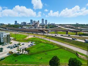 99 Modern 2B2B Near Stockyards, Resort Pool & Gym, 7M to Dickies Stadium, 15M to AT&T stadium