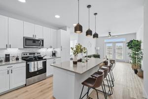 99 Modern 2B2B Near Stockyards, Resort Pool & Gym, 7M to Dickies Stadium, 15M to AT&T stadium