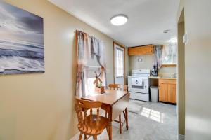 3 Mi to Seneca Lake: Winter Couples Retreat!