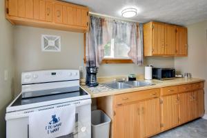3 Mi to Seneca Lake: Winter Couples Retreat!
