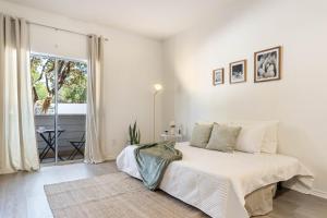 1BR Bright Domain Apt w Pool, Tennis & Parking