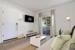 1BR Bright Domain Apt w Pool, Tennis & Parking