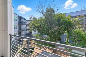 336 Chic 2B2B Near Stockyards, Resort Style Pool & Gym, Golf Simulator, 7M to Dickies Stadium, 15M to AT&T stadium