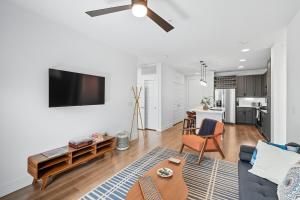 336 Chic 2B2B Near Stockyards, Resort Style Pool & Gym, Golf Simulator, 7M to Dickies Stadium, 15M to AT&T stadium