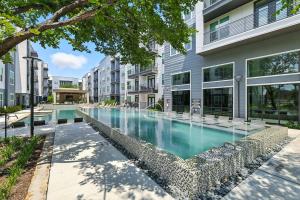 336 Chic 2B2B Near Stockyards, Resort Style Pool & Gym, Golf Simulator, 7M to Dickies Stadium, 15M to AT&T stadium
