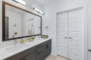 336 Chic 2B2B Near Stockyards, Resort Style Pool & Gym, Golf Simulator, 7M to Dickies Stadium, 15M to AT&T stadium