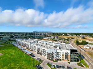336 Chic 2B2B Near Stockyards, Resort Style Pool & Gym, Golf Simulator, 7M to Dickies Stadium, 15M to AT&T stadium