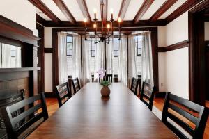 Spacious and Elegant Family Home in Mid-City