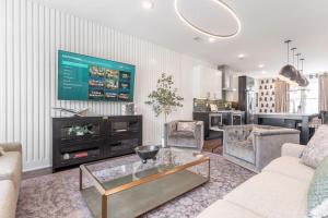 Rooftop Fire Pit & Skyline Views near Broadway