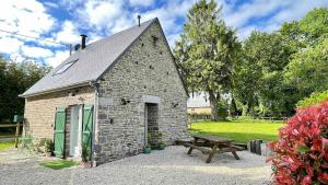 Maison en pierre à la campagne près de Champrepus
