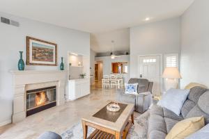 In Golf Course Community Palm Desert Escape!