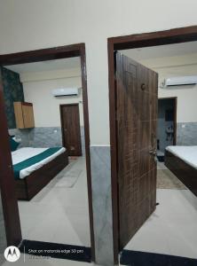 Hotel Premium Rk madhav Residency - Near Prem mandir - Chaar Dham - Centrally Located- Bus And Car Parking Available