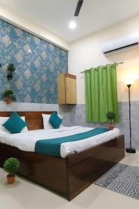 Hotel Premium Rk madhav Residency - Near Prem mandir - Chaar Dham - Centrally Located- Bus And Car Parking Available