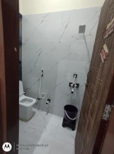 Hotel Premium Rk madhav Residency - Near Prem mandir - Chaar Dham - Centrally Located- Bus And Car Parking Available