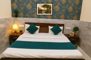 Hotel Premium Rk madhav Residency - Near Prem mandir - Chaar Dham - Centrally Located- Bus And Car Parking Available