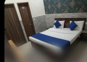 Hotel Premium Rk madhav Residency - Near Prem mandir - Chaar Dham - Centrally Located- Bus And Car Parking Available