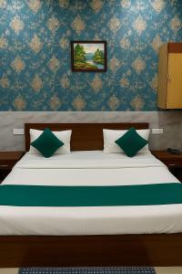 Hotel Premium Rk madhav Residency - Near Prem mandir - Chaar Dham - Centrally Located- Bus And Car Parking Available