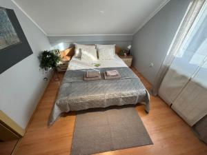 Prostran moderan apartman110 kvadrata u centru- 2 spavaće sobe, parking u dvoristu