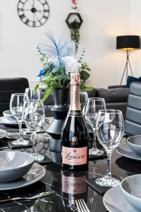 Contractor Stay 2bed 2Bath In the Lanes Sleeps 8