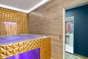 Provenza! Golden Jacuzzi - 5BR only 1 Block from lleras